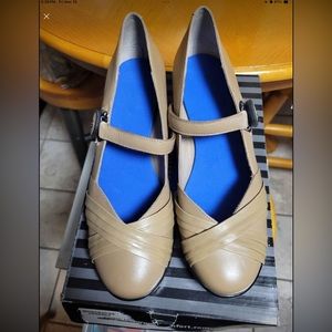 Dr. Comfort Cindee shoes, taupe, with 2 moldable inserts. Size 8. NWB